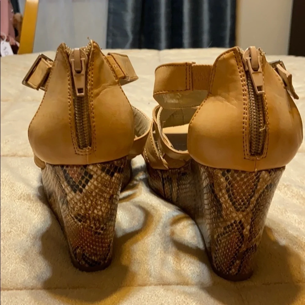 Kenneth Cole Reaction Tan Wedge Espadrille Shoes